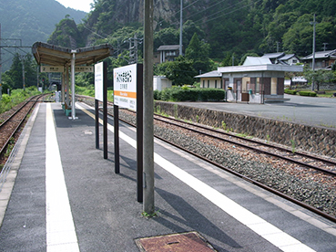 �O�͖����w