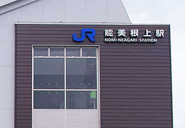 �\������w