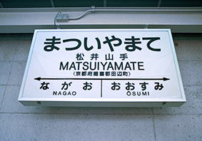 ����R��w