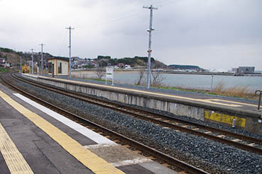 �������؉w