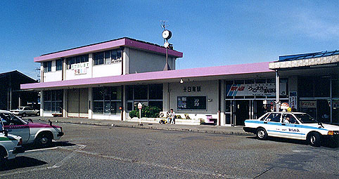 �\�����w