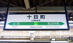 �\�����w