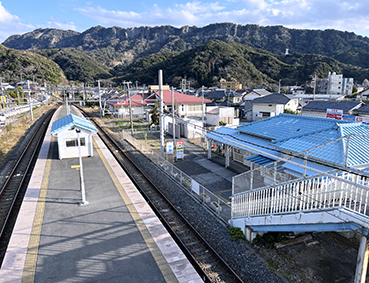 ���[�� �l���J�w