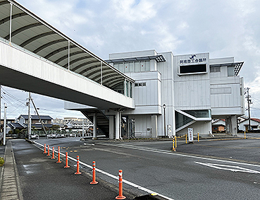 ����� ����w