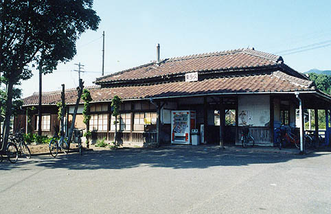 �����v�w