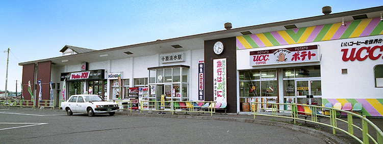 �\�������w