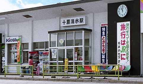 �\�������w