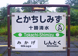 �\�������w